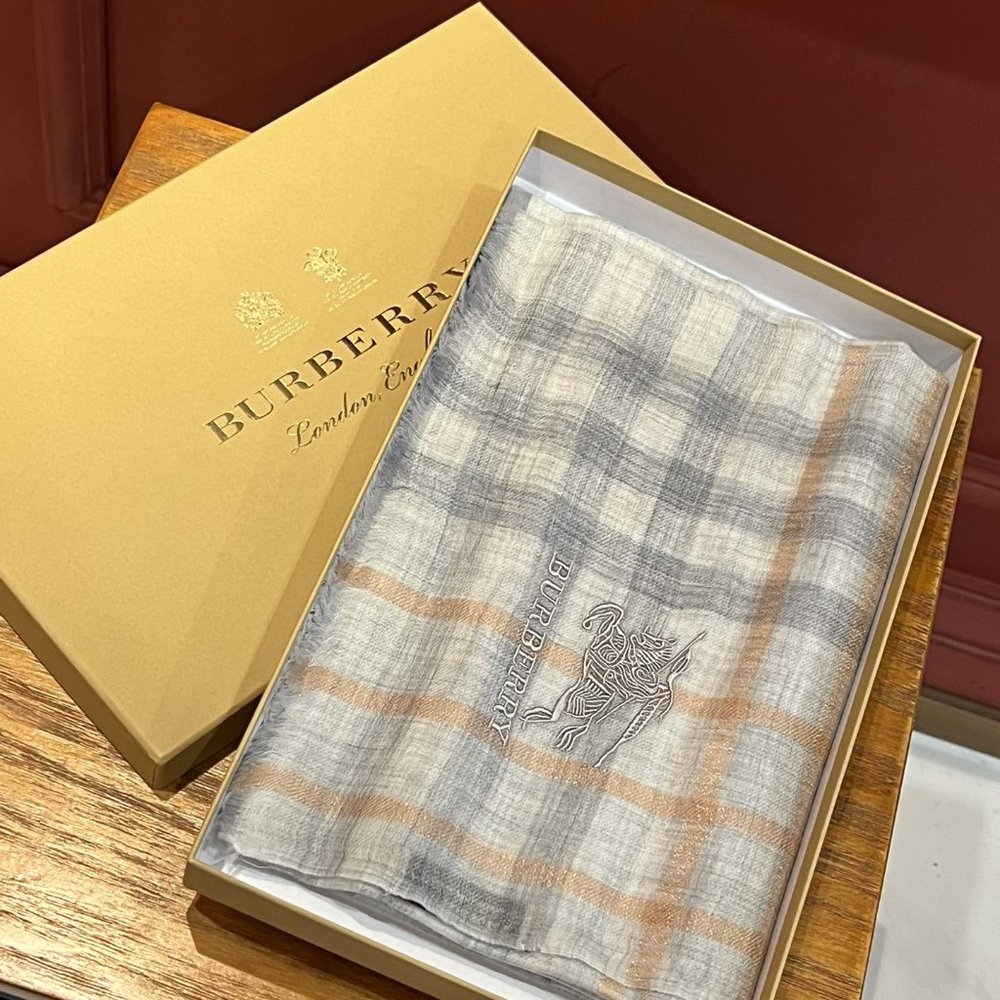 Burberry cashmere scarf - Picture 4 of 9